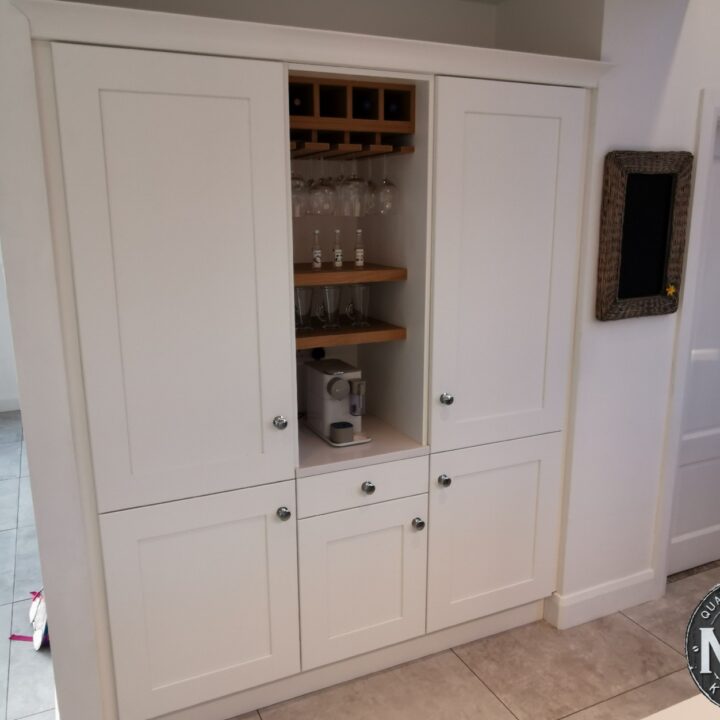 This solid painted kitchen is from our MLK Ashford collection and we absolutely love this one.